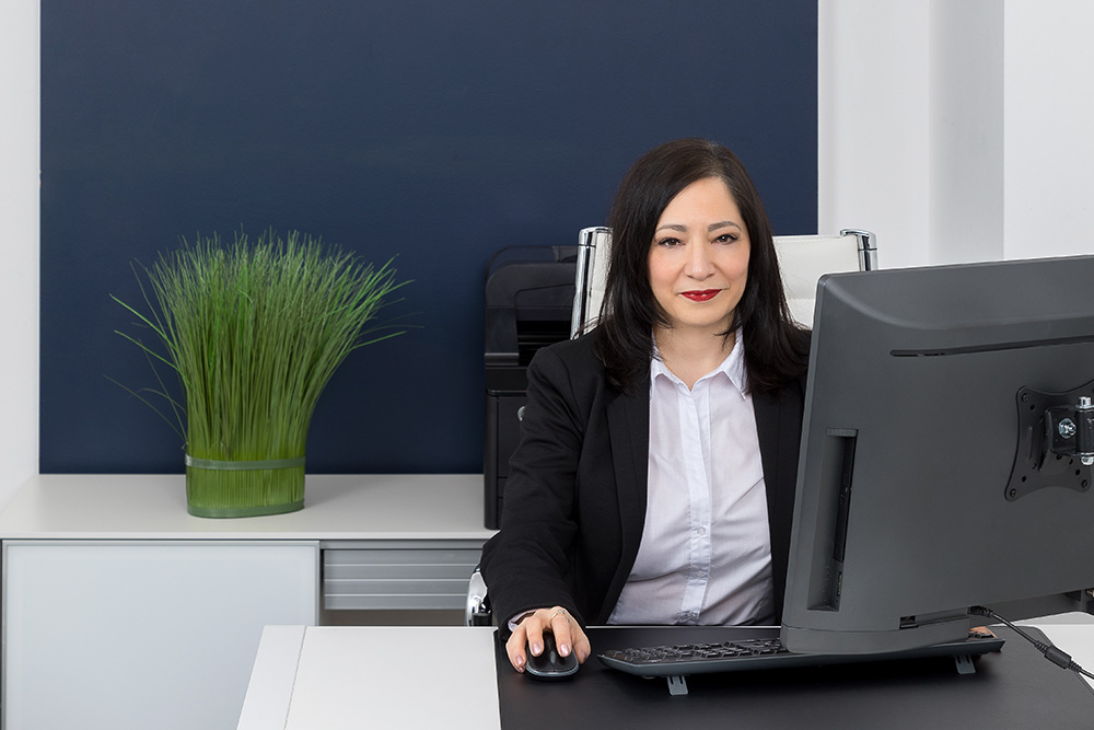 Haus verkaufen Düsseldorf, Wphnung verkaufen Düsseldorf, Immobilienmaklerin in Düsseldorf bei der Arbeit im Büro