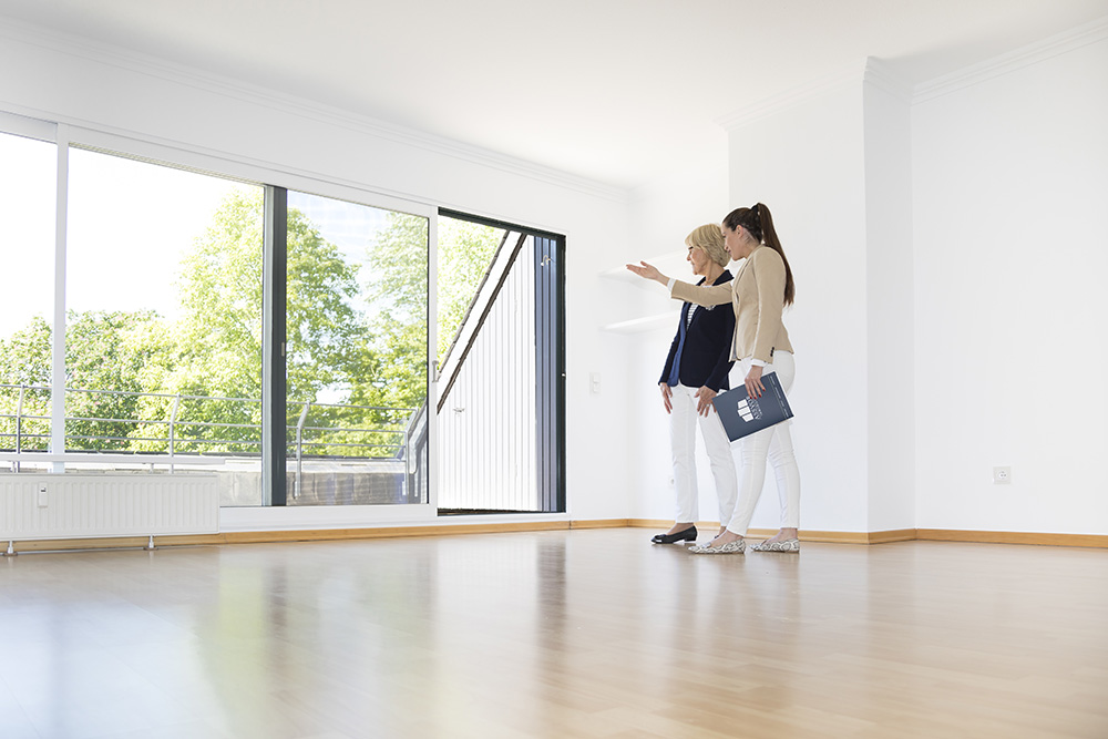 Eigentumswohnung in Düsseldorf wird von Interessentin und Maklerin besichtigt