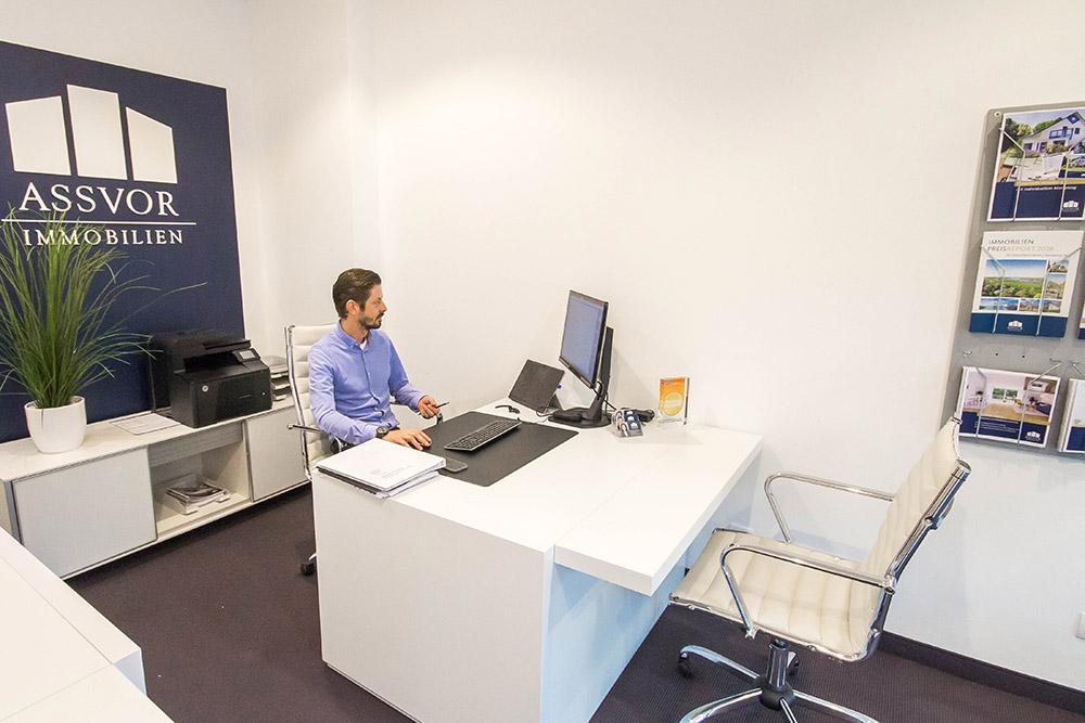 Immobilienmakler in Düsseldorf prüft ob vermieten oder verkaufen, Immobilie, Haus, Wohnung, Eigentumswohnung