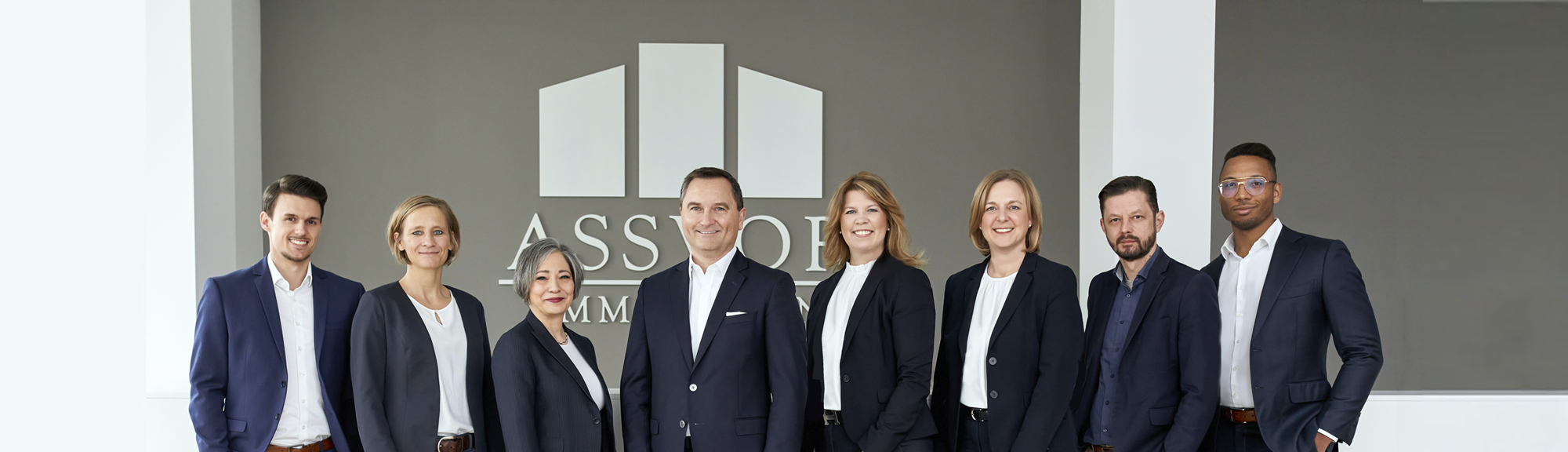 Immobilienmakler Düsseldorf_Makler für Luxusimmobilien_Startseite_ASSVOR_Team_Header Januar 2022 final